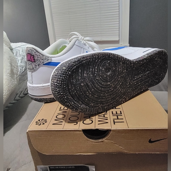 Nike air force 1 LV8 size 7y - Picture 3 of 4